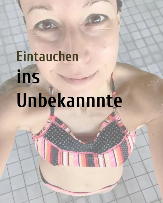 Muttersein ist ein Abenteuer – besonders mit einer 1-jährigen Entdeckerin an der Hand. 🚀✨ Es begann mit dem Unbekannten: Wie wird sich mein Körper durch Schwangerschaft und Geburt verändern? Wie gehe ich mit Schlafmangel und neuen Herausforderungen um? Wie wachsen wir als Eltern? Und wie lässt sich Mama-Sein mit dem Beruf vereinbaren? 

Diese Meditation hat mir geholfen, einfach loszulassen und mich auf das Unbekannte einzulassen – wie beim Sprung von der Klippe ins Meer. Die Angst vor dem Ungewissen ist da, aber danach kommt die Erfrischung, das Gefühl, gestärkt und lebendig zu sein. Genau so ist es auch im Eltern-Alltag: Wir springen, tauchen ein und wachsen mit jeder neuen Erfahrung. 🧘‍♀️🌊 

#mamaleben #abenteueralltag #elternsein #meditation #loslassen #helping #meditating